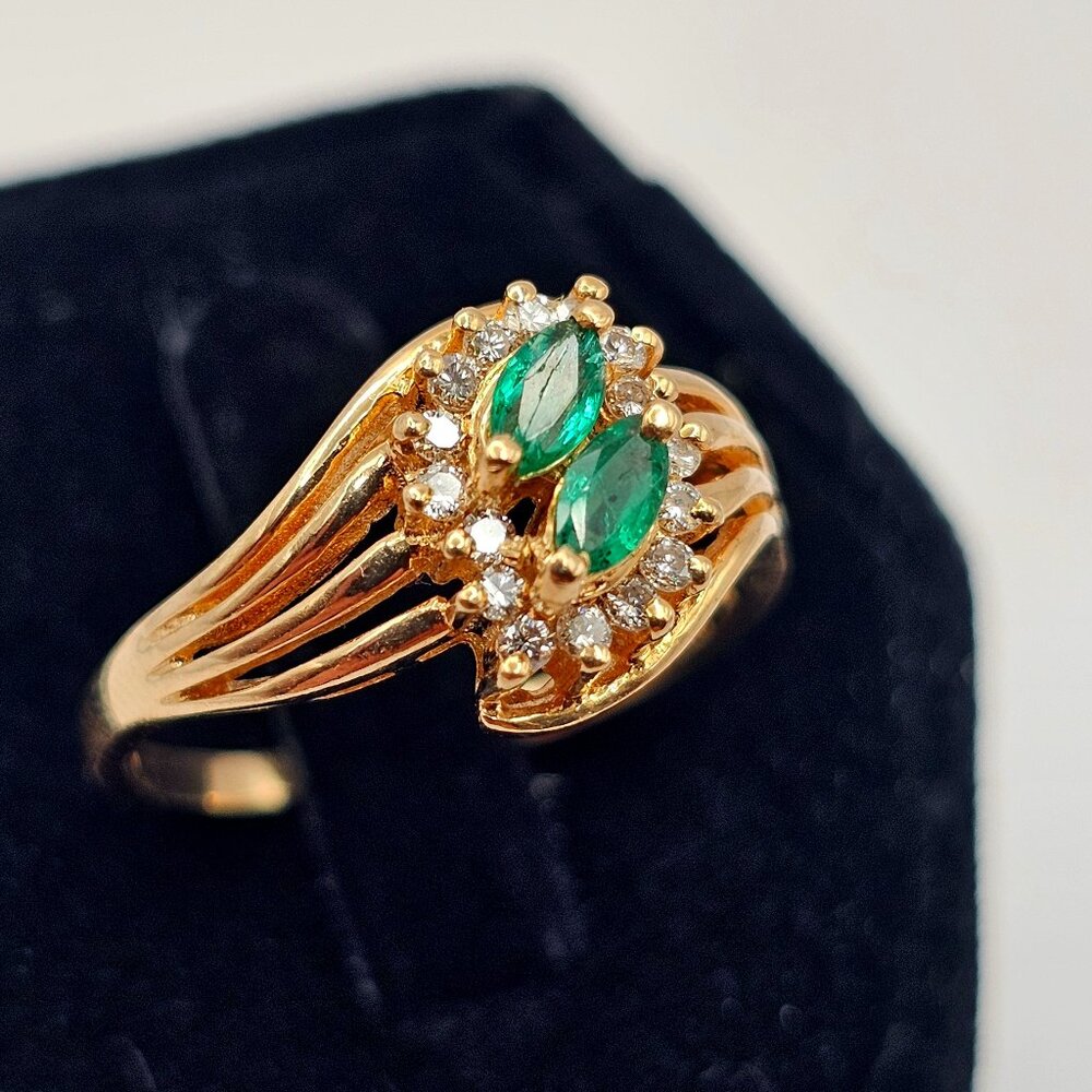 Vintage 14K Gold Emerald & Diamond Cluster Estate Ring